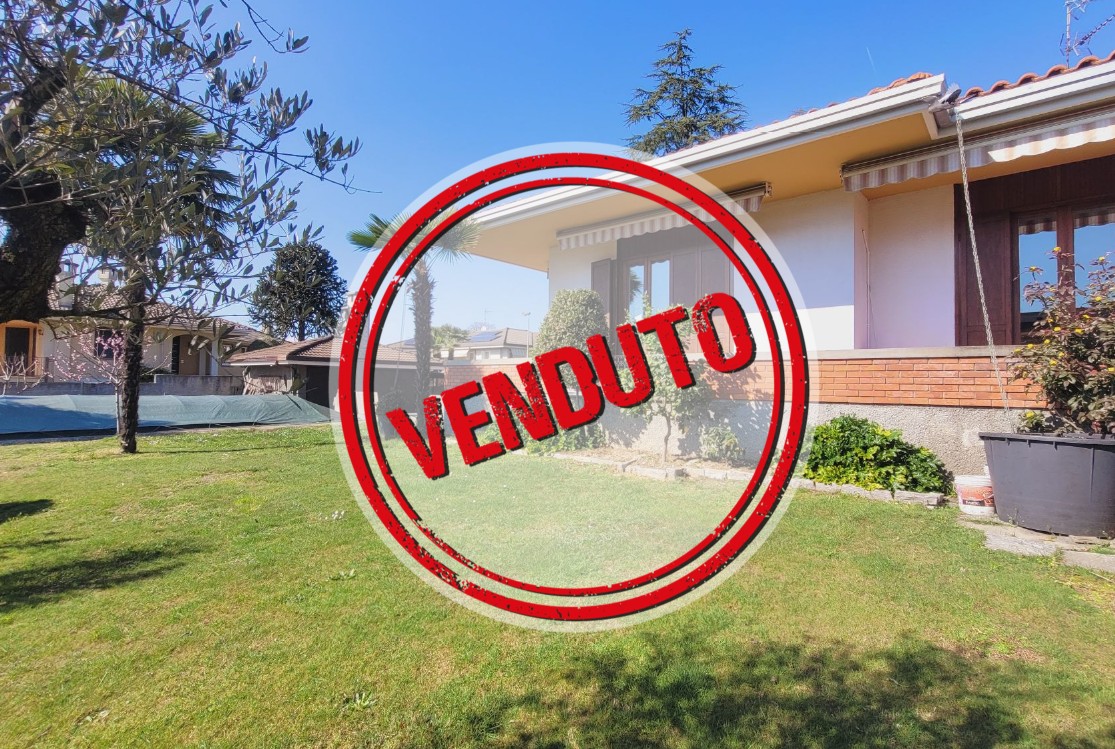 Signorile Villa con Piscina Vendita Varallo Pombia