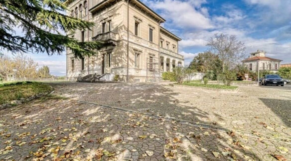 Prestigiosa Villa d'Epoca Vendita Castronno