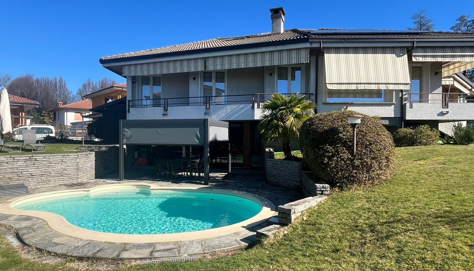 Prestigiosa Villa con Piscina Vendita Varallo Pombia