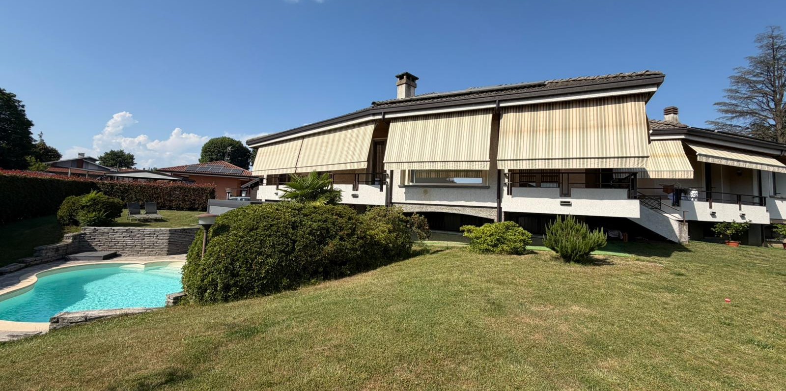Prestigiosa Villa con Piscina Vendita Varallo Pombia