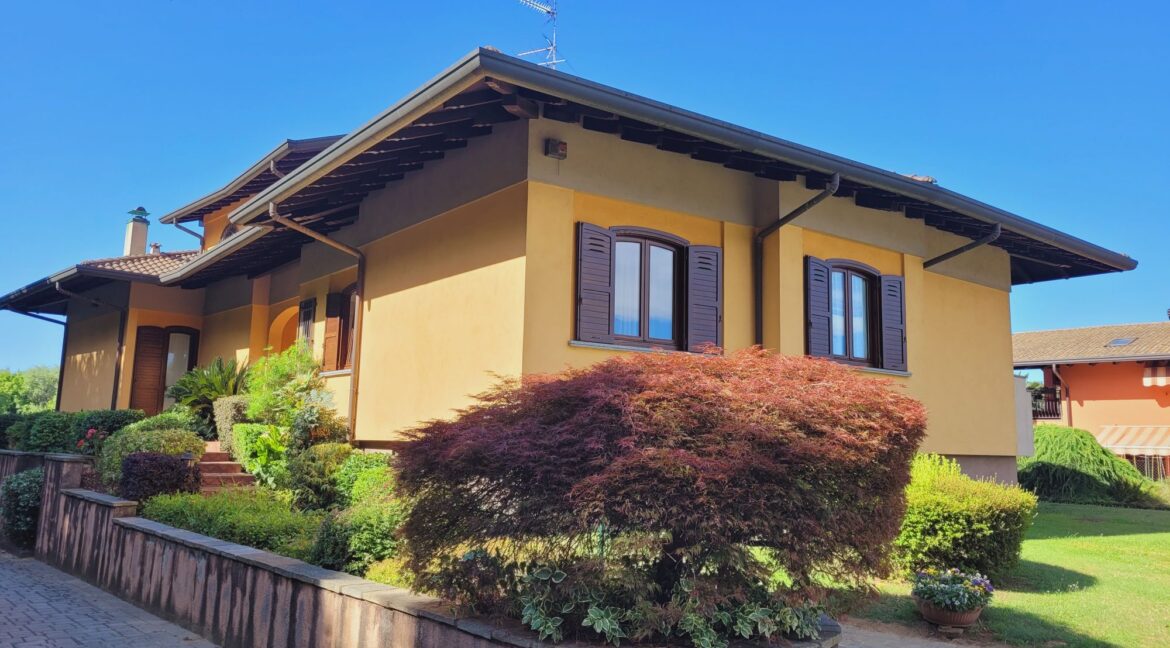 Varallo Pombia Villa Bifamiliare Vendita